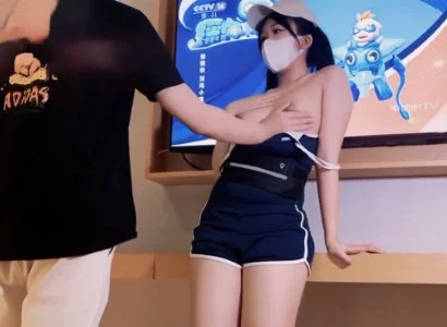 Nhân viên bán TV xinh đẹp may mắn gặp khách hàng