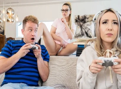 cô gái mải chơi game nên bị bạn thân cướp mất người yêu