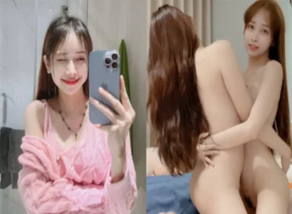 Lâm Thái Vy cùng cô bạn thân móc bím trên sóng livestream