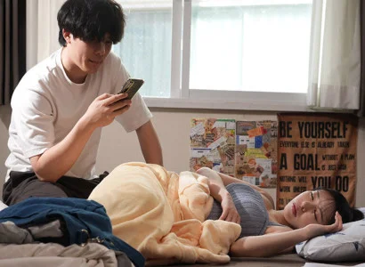 Hắn ta đê mê nhìn cảnh người yêu phản bội
