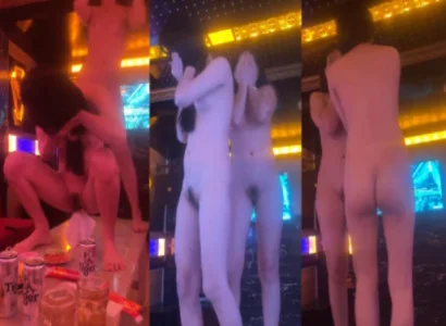 Nữ vũ công trình diễn tiết mục thoát y quyến rũ tại quán karaoke