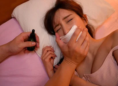 Hắn đưa thuốc mê khiến cô em họ xinh đẹp mê man rồi quan hệ